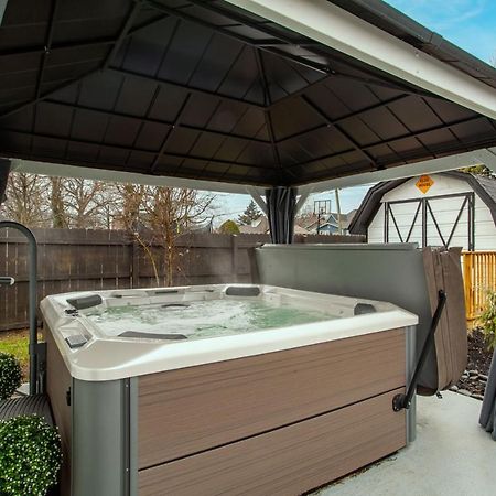 Blue Valley Inn - Hot Tub & Spacious Play Area! Ноксвилл Экстерьер фото